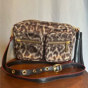 B MAKOWSKY Leopard Print Crossbody Bag- Used excellent condition!